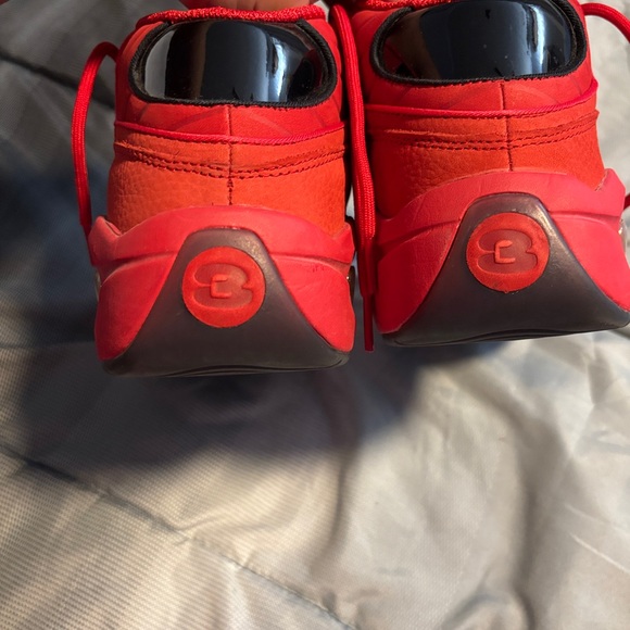 Reebok Red Sneakers with High-Top Design and Shiny Black Accents - Picture 5 of 8